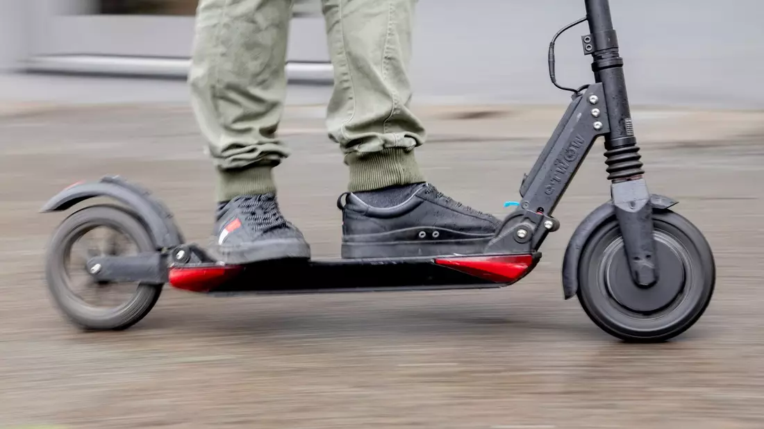 Ein Unfallforscher fordert eine Altersgrenze und einen Führerschein für E-Scooter. (Symbolbild) - Bild: Christoph Soeder/dpa