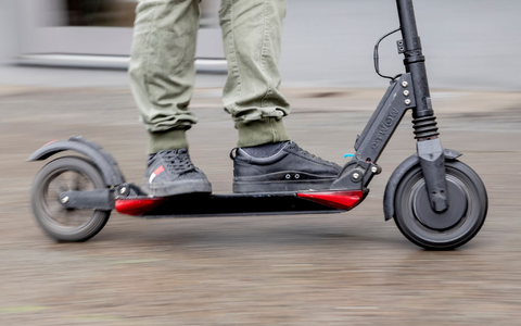 Ein Unfallforscher fordert eine Altersgrenze und einen Führerschein für E-Scooter. (Symbolbild) - Foto: Christoph Soeder/dpa