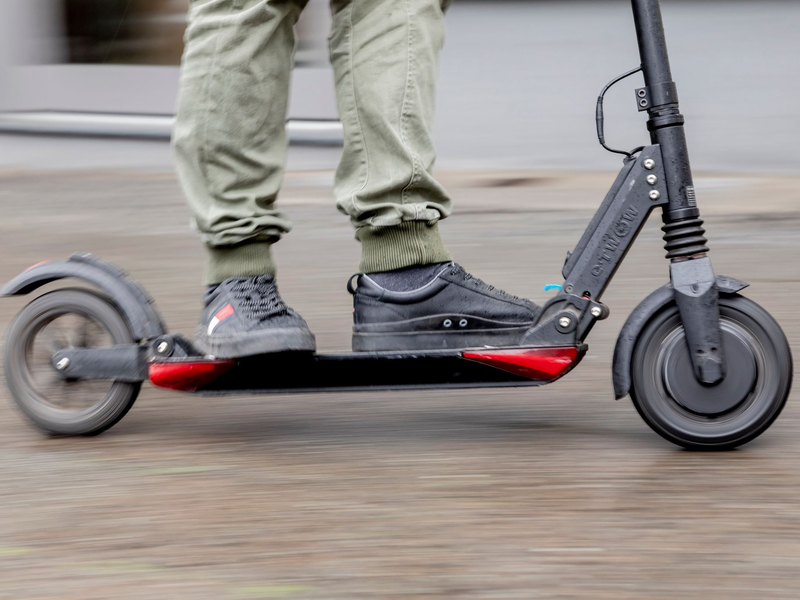 Ein Unfallforscher fordert eine Altersgrenze und einen Führerschein für E-Scooter. (Symbolbild) - Foto: Christoph Soeder/dpa
