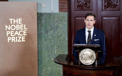 Jørgen Watne Frydnes bei der Preisbekanntgabe. - Foto: Rodrigo Freitas/NTB/dpa