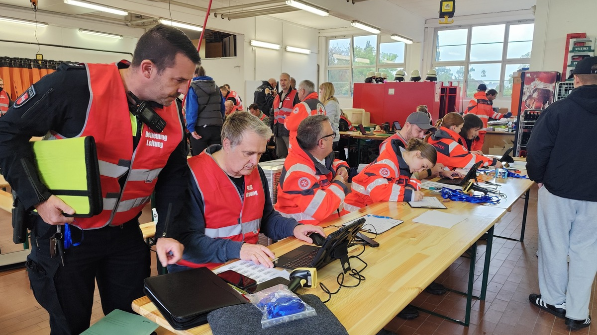 POL-HM: Großübung in Emmerthal: Feuer auf Weserdampfer - Einsatzkräfte proben den Ernstfall - Foto: presseportal.de
