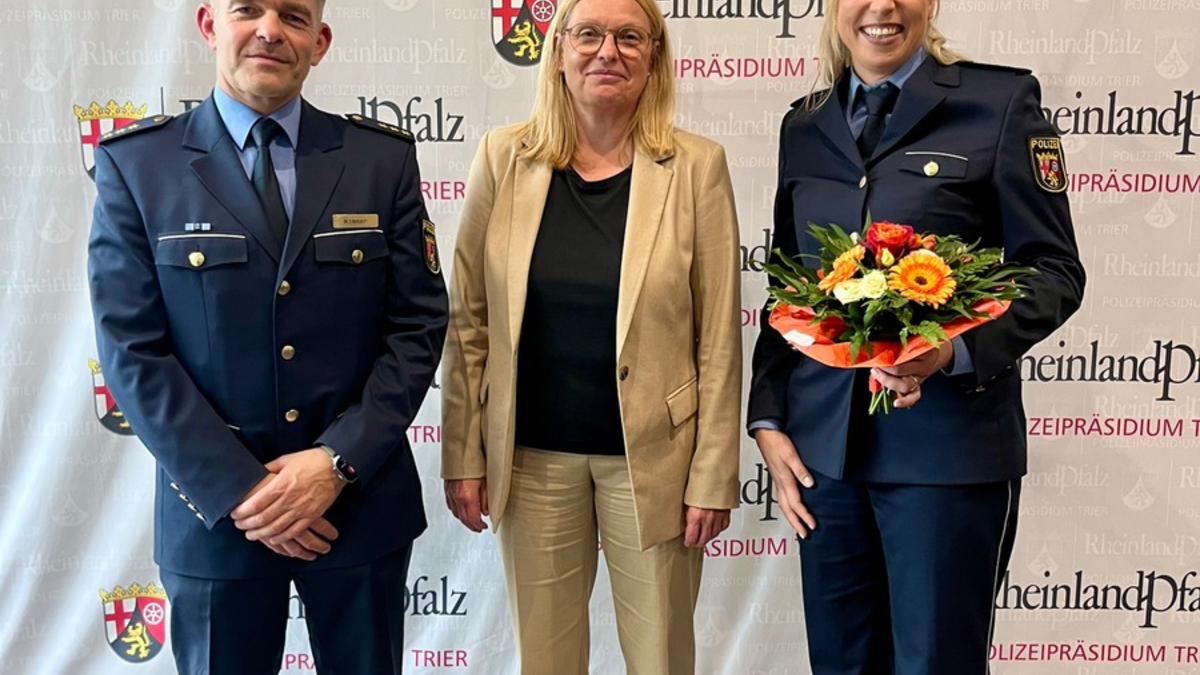 POL-PPTR: Polizeipräsidentin Anja Rakowski führte die neue Leiterin der Polizeidirektion Trier in ihr Amt ein - Foto: presseportal.de