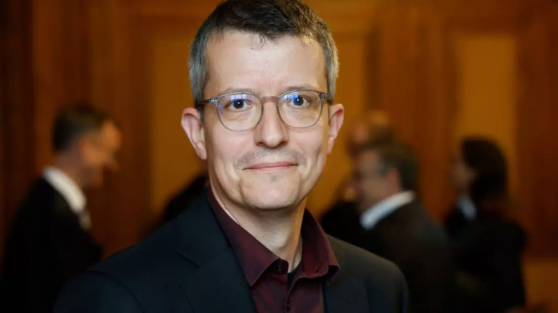 Der Referent der Verbraucherzentrale, Henning Fischer, spricht anlässlich der Klage von juristischem Neuland.  - Bild: Georg Wendt/dpa