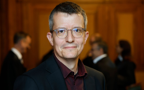 Der Referent der Verbraucherzentrale, Henning Fischer, spricht anlässlich der Klage von juristischem Neuland.  - Foto: Georg Wendt/dpa