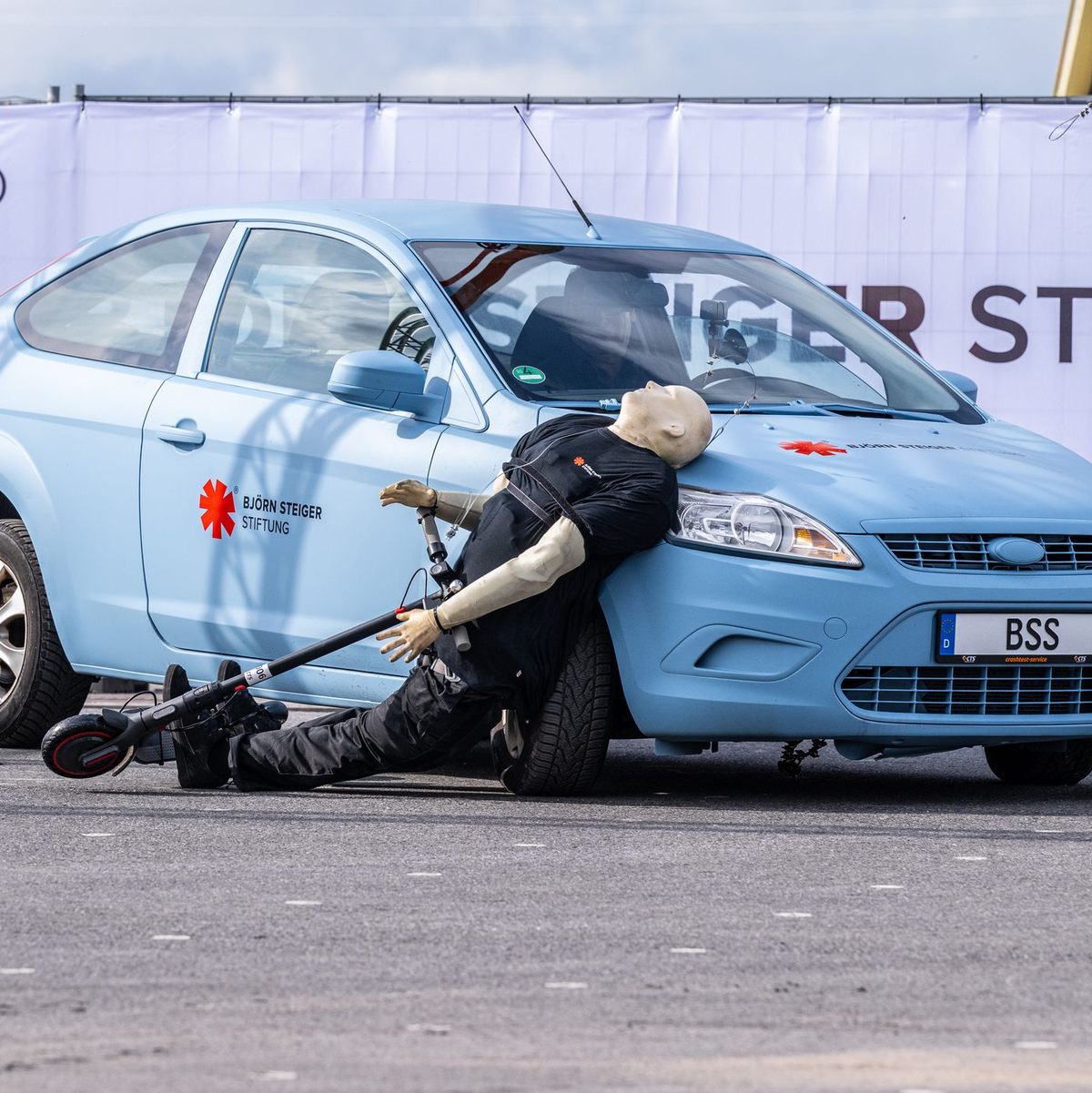 Dieser Unfall wäre wohl lebensgefährlich gewesen. - Foto: Guido Kirchner/dpa