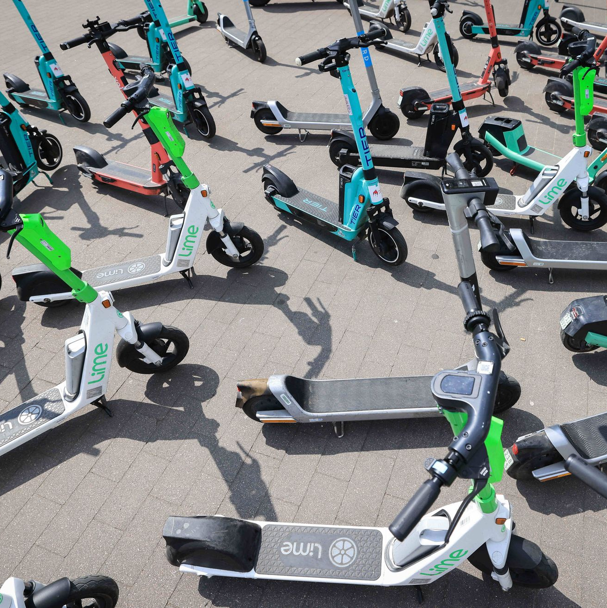 Zahlreiche E-Scooter in den Innenstädten: Auch die Unfallzahlen nehmen zu. - Foto: Christian Charisius/dpa/dpa-tmn
