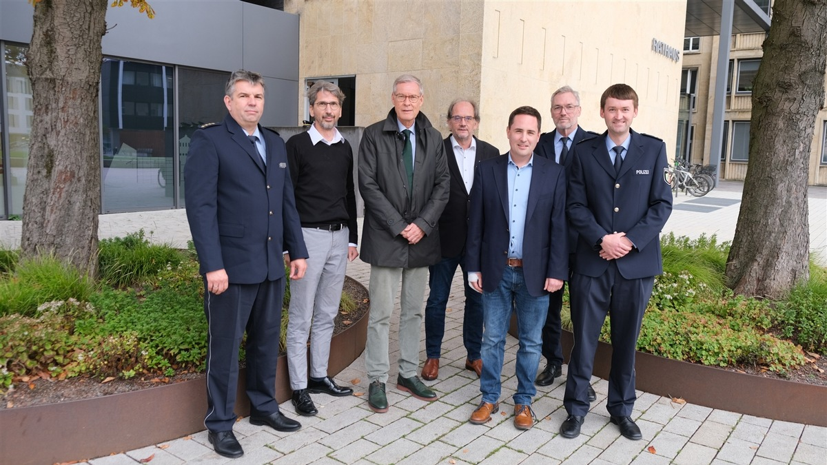 POL-GT: Polizei und Stadt Gütersloh legen Grundstein für gemeinsame Dienststelle Im Erdgeschoss des Rathauses soll in Zukunft zusammengearbeitet werden - Foto: presseportal.de