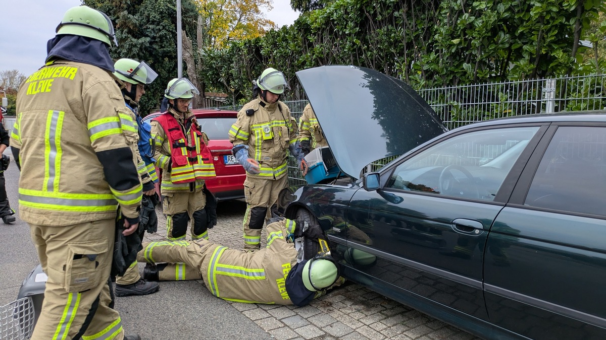 FW-KLE: Feuerwehr befreit Katze aus Motorraum - Foto: presseportal.de