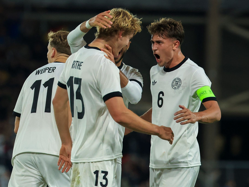 Muhammed Damar (l) sorgte für den Anschlusstreffer. - Foto: Jan Woitas/dpa