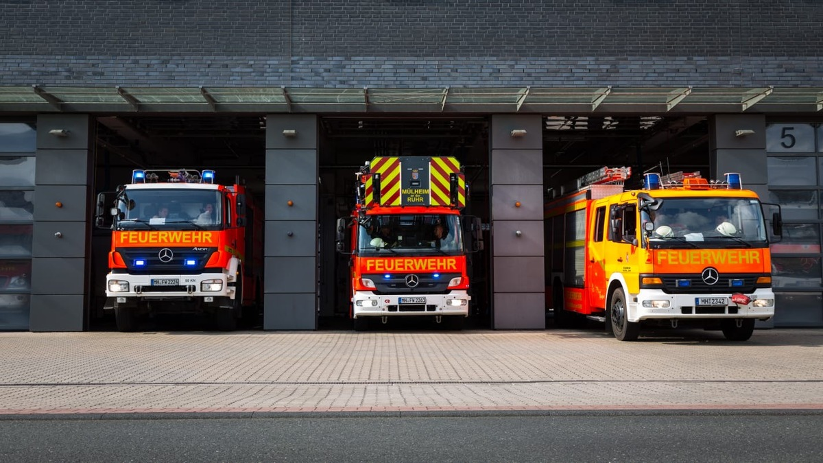 FW-MH: Brand in Gewerbebetrieb im Rhein-Ruhr-Hafen - Feuerwehr verhindert Ausbreitung - Foto: presseportal.de