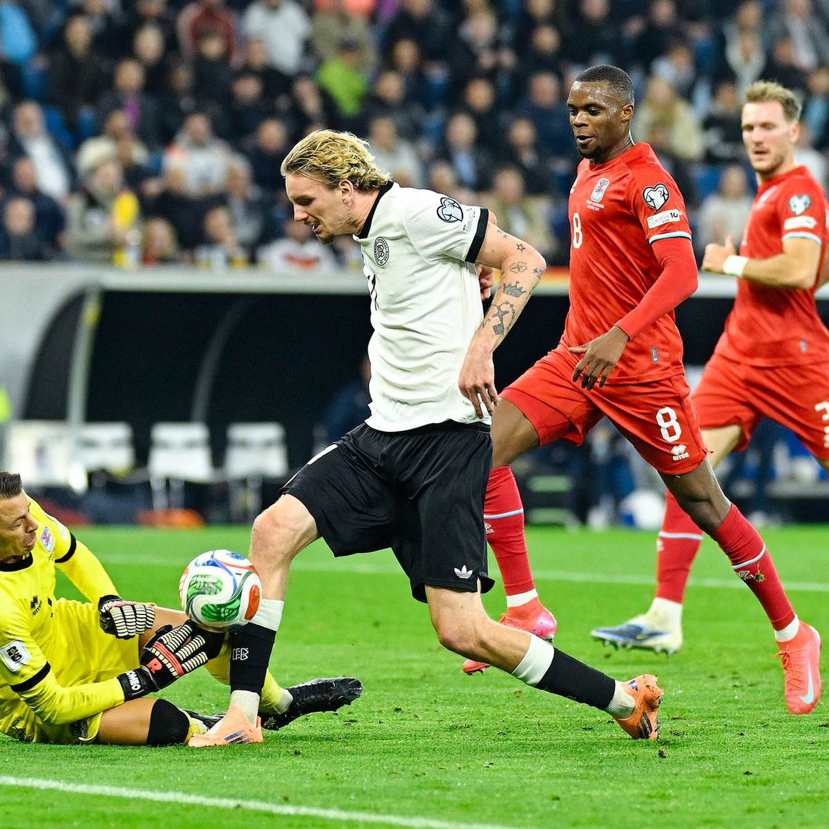 Joshua Kimmich bejubelt seinen ersten Doppelpack im Nationaltrikot. - Foto: Uwe Anspach/dpa