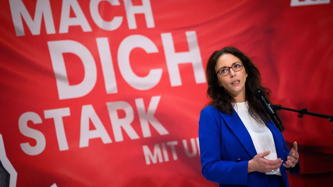 «Pushen ein Mini-Problem zu einem Mega-Thema hoch»: Gewerkschafterin Fahimi hält die Debatte ums Bürgergeld für absurd. (Archivbild) - Bild: Bernd von Jutrczenka/dpa