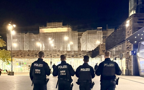 POL-W: W/SG Bekämpfung der Straßen-, Gewalt- und Messerkriminalität im Bergischen Städtedreieck - Polizei Wuppertal stellt eine Vielzahl verbotener Gegenstände sicher - Foto: presseportal.de