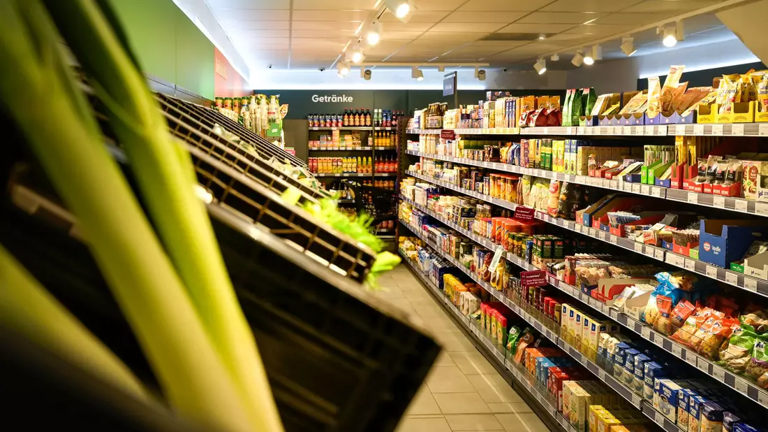 Ein Teil der Verbraucher lässt sich Lebensmittel nach Hause liefern, um nicht in den Supermarkt gehen zu müssen. - Bild: Heiko Rebsch/dpa