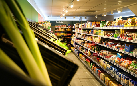 Ein Teil der Verbraucher lässt sich Lebensmittel nach Hause liefern, um nicht in den Supermarkt gehen zu müssen. - Foto: Heiko Rebsch/dpa
