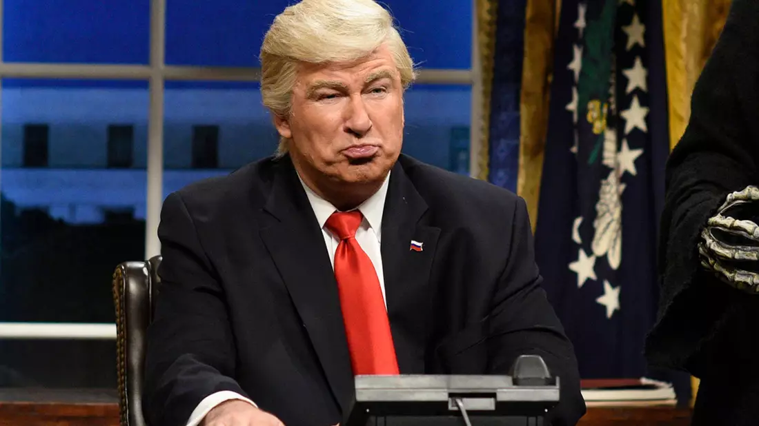 Politische Comedy war immer Teil von «Saturday Night Live». Niemand war häufiger zu Gast als Alec Baldwin – hier als Donald Trump. - Bild: picture alliance / Will Heath/NBC/AP/dpa