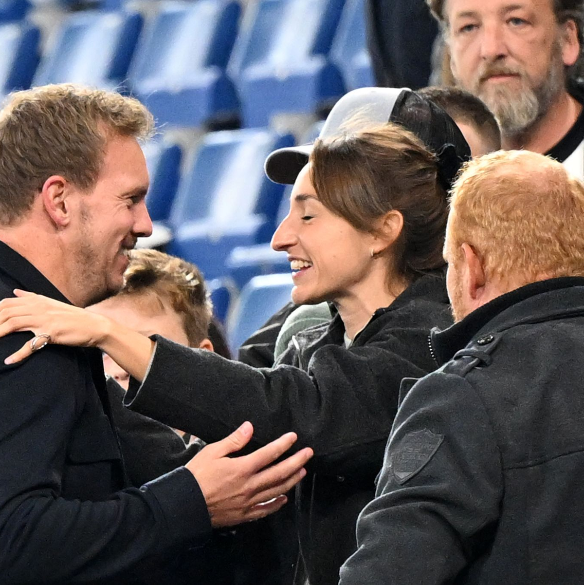 Bundestrainer Nagelsmann (l.) bedankt sich bei Wirtz für seinen Einsatz.  - Foto: Federico Gambarini/dpa
