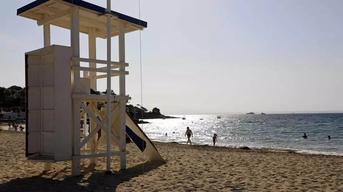 Im Oktober haben an vielen Stränden von Mallorca Rettungsschwimmer ihre Saison bereits beendet. (Symbolbild) - Bild: Clara Margais/dpa