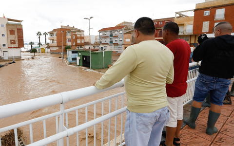 Zahlreiche Straßen sind in Südostspanien bei schweren Regenfällen überschwemmt worden. - Foto: Edu Botella/EUROPA PRESS/dpa