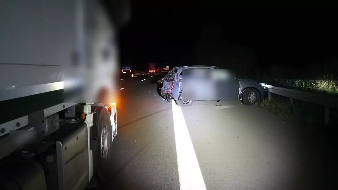 POL-ROW: ++ Tödlicher Verkehrsunfall auf der A1: Polizei sucht dringend Zeugen ++ Bitte teilen! ++ - Bild: presseportal.de