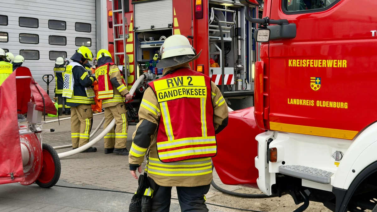 FW-OLL: Austritt von Salzsäure in Industriebetrieb - Feuerwehr unterbindet Gefahrensituation in - Foto: presseportal.de