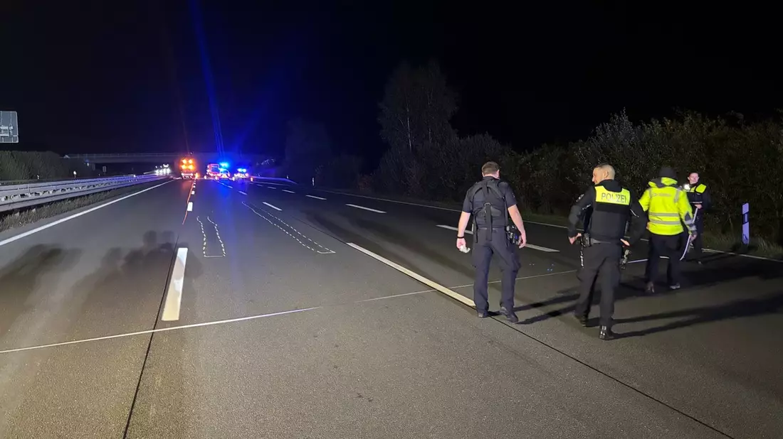 FW-ROW: Verkehrsunfall auf der A1: Feuerwehr leuchtet Unfallstelle aus - Bild: presseportal.de