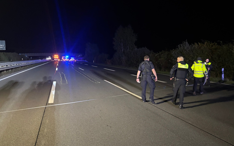 FW-ROW: Verkehrsunfall auf der A1: Feuerwehr leuchtet Unfallstelle aus - Foto: presseportal.de