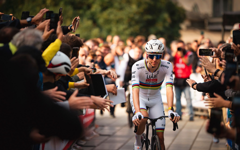 Alle Augen waren auf Weltmeister Tadej Pogacar gerichtet. - Foto: Matteo Secci/ZUMA Press Wire/dpa