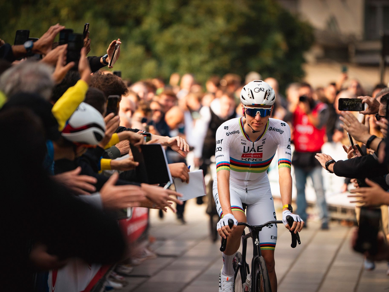 Alle Augen waren auf Weltmeister Tadej Pogacar gerichtet. - Foto: Matteo Secci/ZUMA Press Wire/dpa
