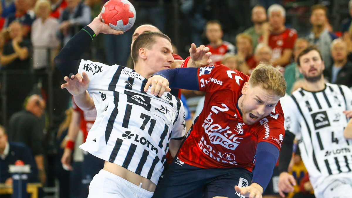 Die Kieler Ersatzbank feiert einen THW-Treffer. - Foto: Michael Hundt/dpa