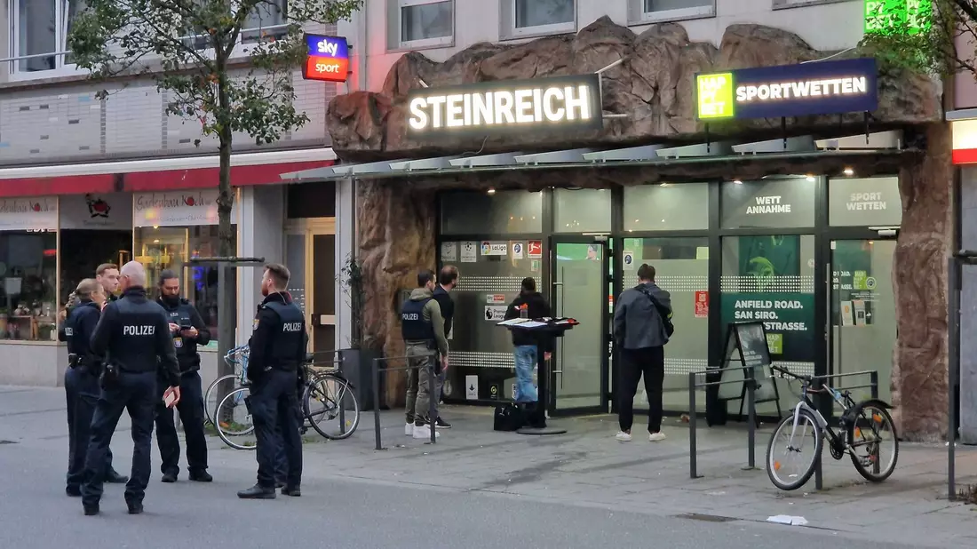 Drei Männer wurden durch mindestens drei Schüsse im Bereich der Beine und des Oberkörpers verletzt.  - Bild: Carolin Eckenfels/dpa