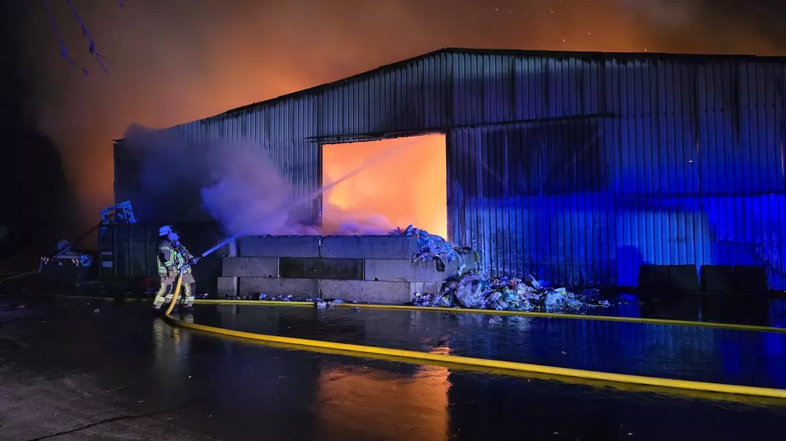 FW Dörentrup: Brand im Industriegebiet Dörentrup-Humfeld - Feuerwehr erneut im Großeinsatz - Bild: presseportal.de