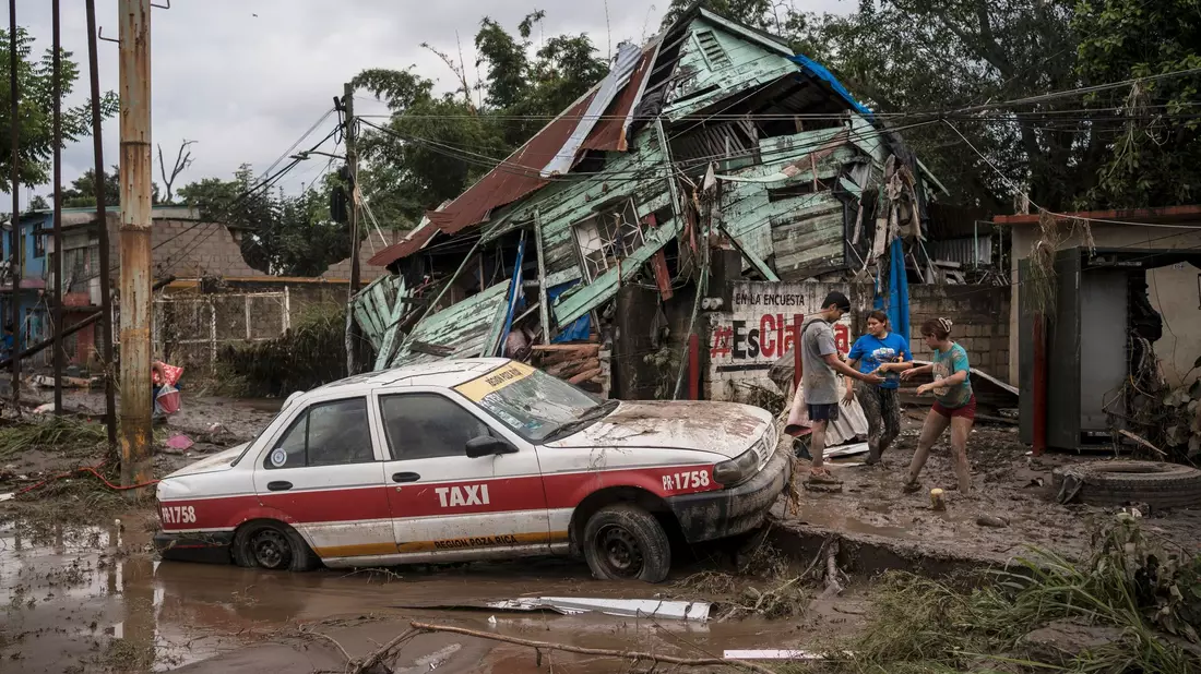 Anwohner brauchen Hilfe, ihre Häuser sind voller Schlamm und Trümmer. - Bild: Felix Marquez/AP/dpa