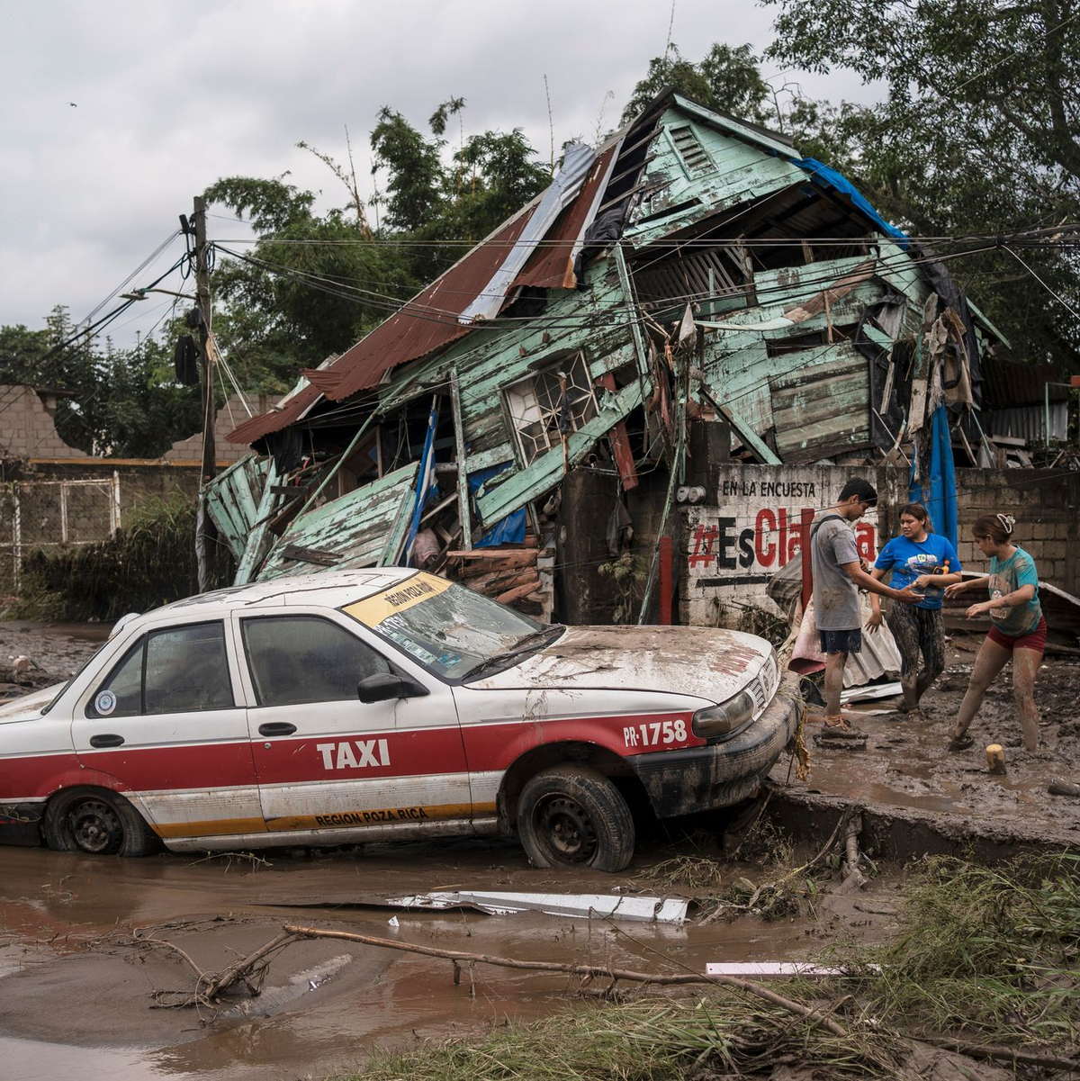 Auch der Busbahnhof der Stadt Poza Rica im Bundesstaat Veracruz stand unter Wasser. - Foto: Felix Marquez/AP/dpa