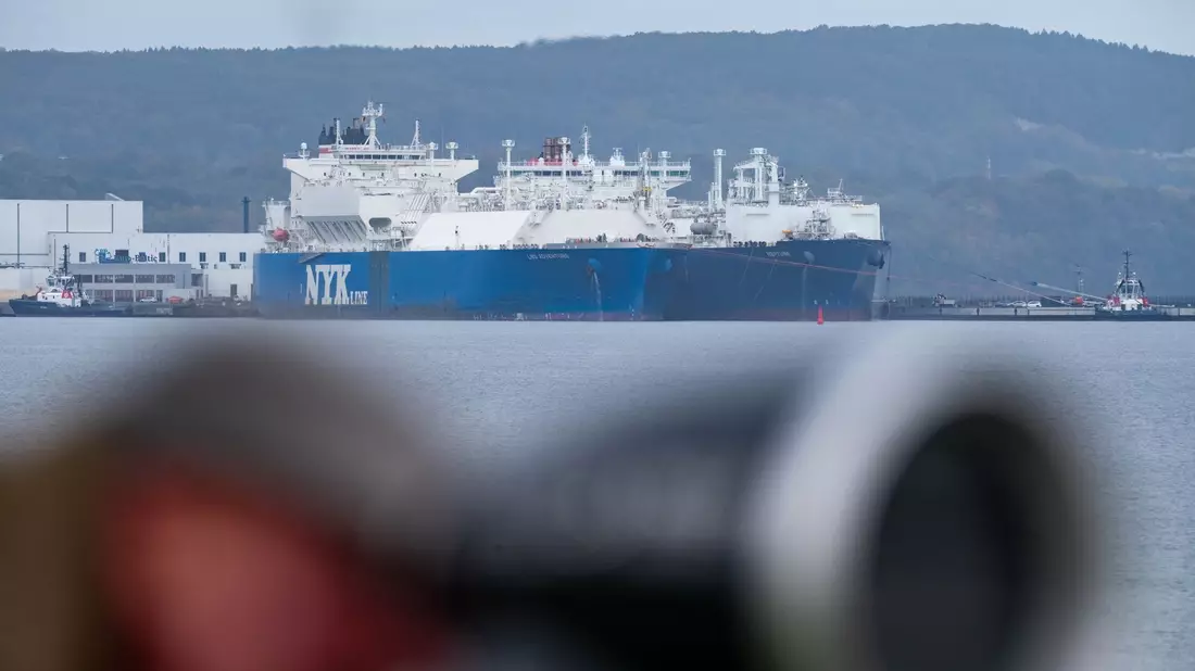Mit der «LNG Adventure» ist vor rund einer Woche wieder ein LNG-Tanker beim Terminal an Rügens Küste angekommen. - Bild: Stefan Sauer/dpa