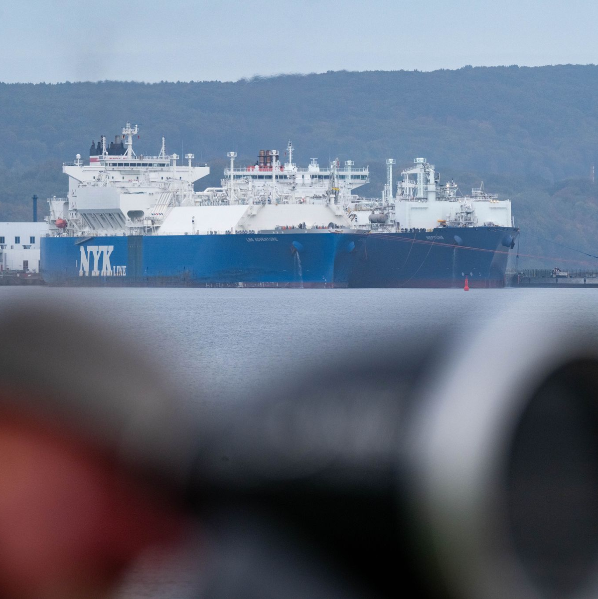 Mit der «LNG Adventure» ist vor rund einer Woche wieder ein LNG-Tanker beim Terminal an Rügens Küste angekommen. - Foto: Stefan Sauer/dpa