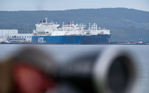 Mit der «LNG Adventure» ist vor rund einer Woche wieder ein LNG-Tanker beim Terminal an Rügens Küste angekommen. - Foto: Stefan Sauer/dpa