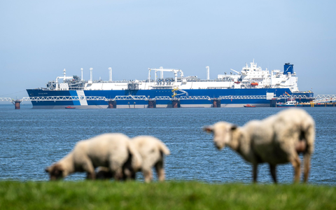Das Spezialschiff «Excelsior» hat als schwimmendes LNG-Terminal Ende August den kommerziellen Betrieb aufgenommen. (Archivbild) - Foto: Sina Schuldt/dpa