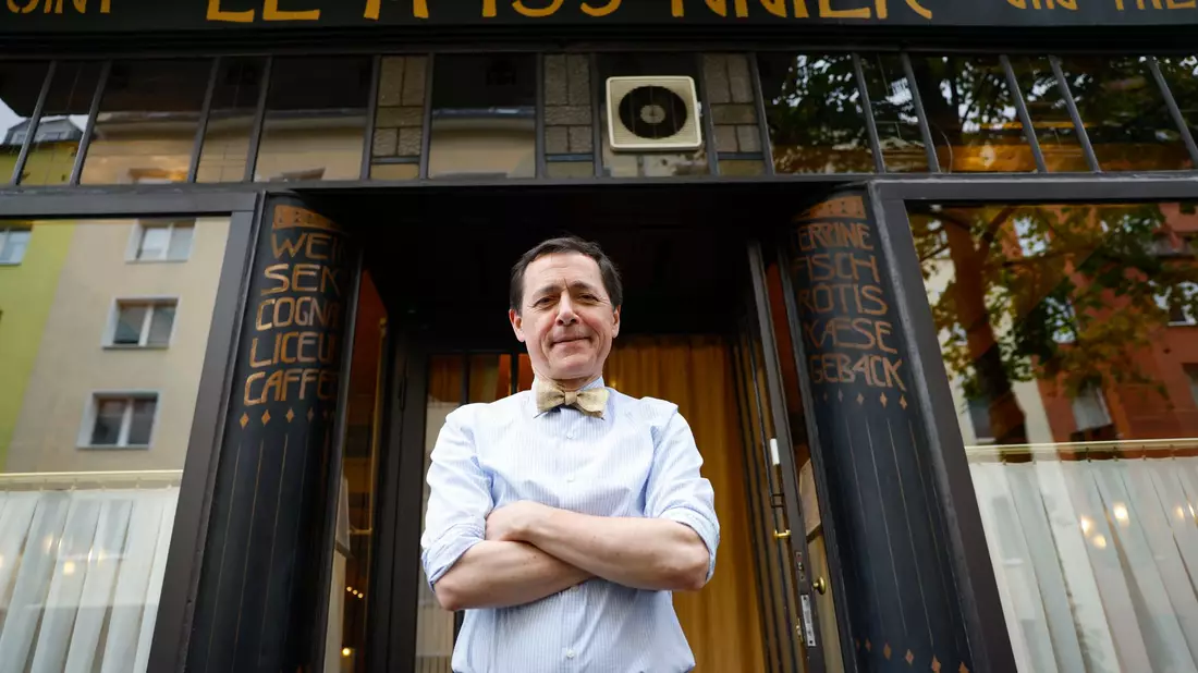 In seinem Restaurant hat Vincent Moissonnier nach französischer Sitte auch einen Schrank, in dem Stammgäste ihre Serviette in einem Fach deponieren können.  - Bild: Thomas Banneyer/dpa