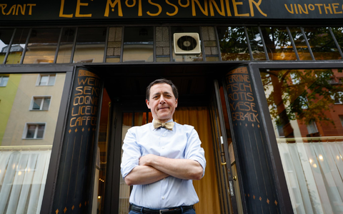 In seinem Restaurant hat Vincent Moissonnier nach französischer Sitte auch einen Schrank, in dem Stammgäste ihre Serviette in einem Fach deponieren können.  - Foto: Thomas Banneyer/dpa