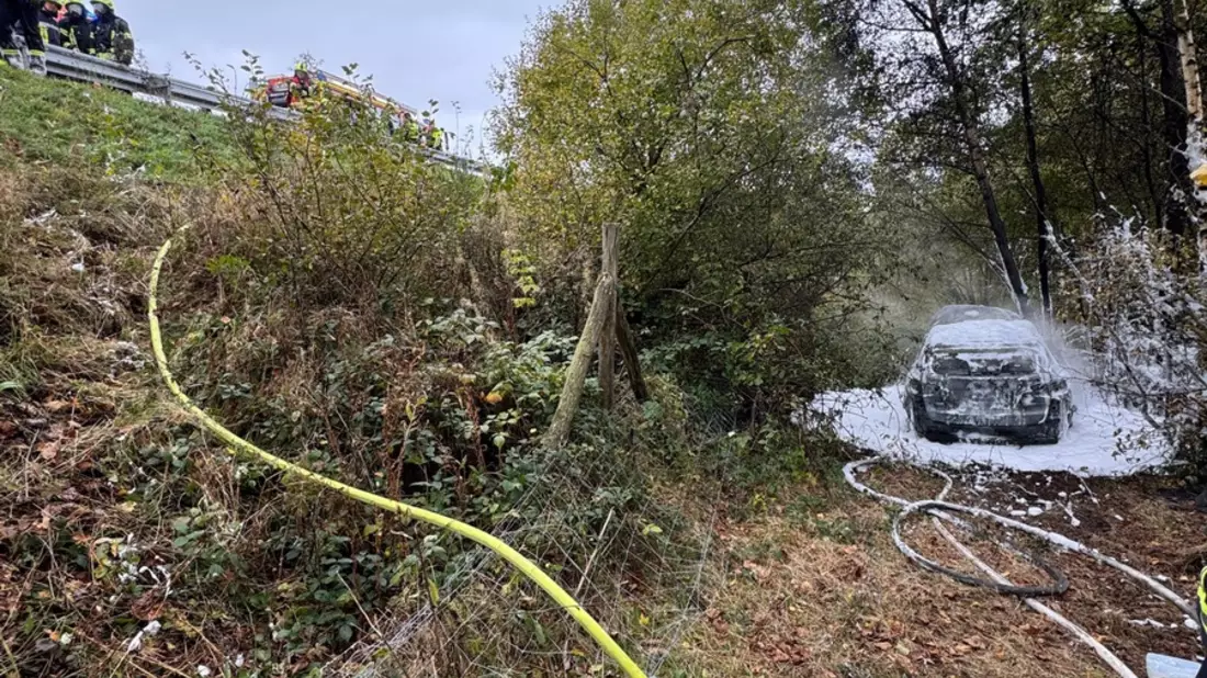 FW Wenden: PKW Brand nach Verkehrsunfall - Bild: presseportal.de