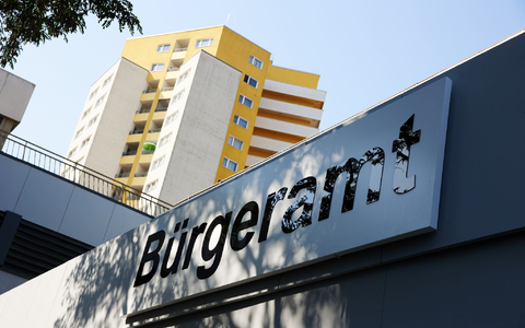 Die Gebühr für die Ausstellung eines Personalausweises soll für Menschen über 24 Jahre von 37 auf 46 Euro steigen. - Foto: Jörg Carstensen/dpa