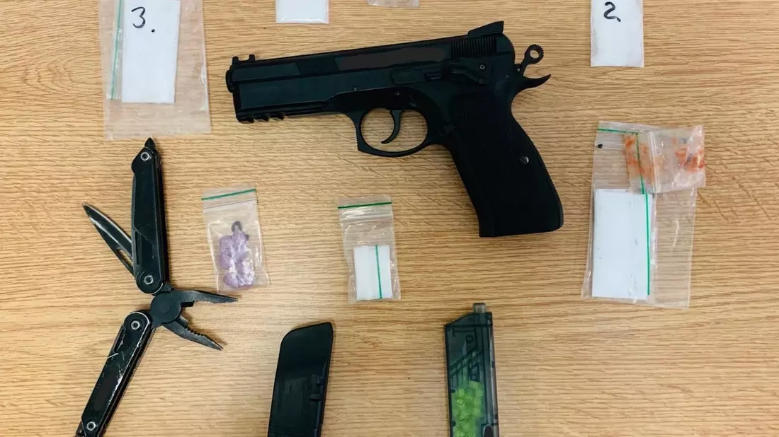 BPOL NRW: Bundespolizei findet Betäubungsmittel, Pistole und Messer bei einem 26-Jährigen - Bild: presseportal.de
