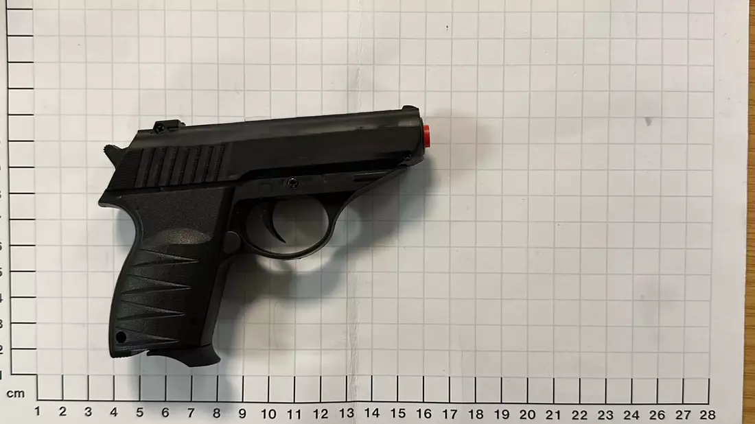 BPOL NRW: Kontrollen in Essen: Bundespolizisten finden Schlagring und Softair-Waffe. - Bild: presseportal.de