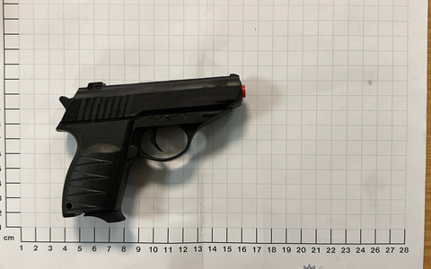 BPOL NRW: Kontrollen in Essen: Bundespolizisten finden Schlagring und Softair-Waffe. - Foto: presseportal.de