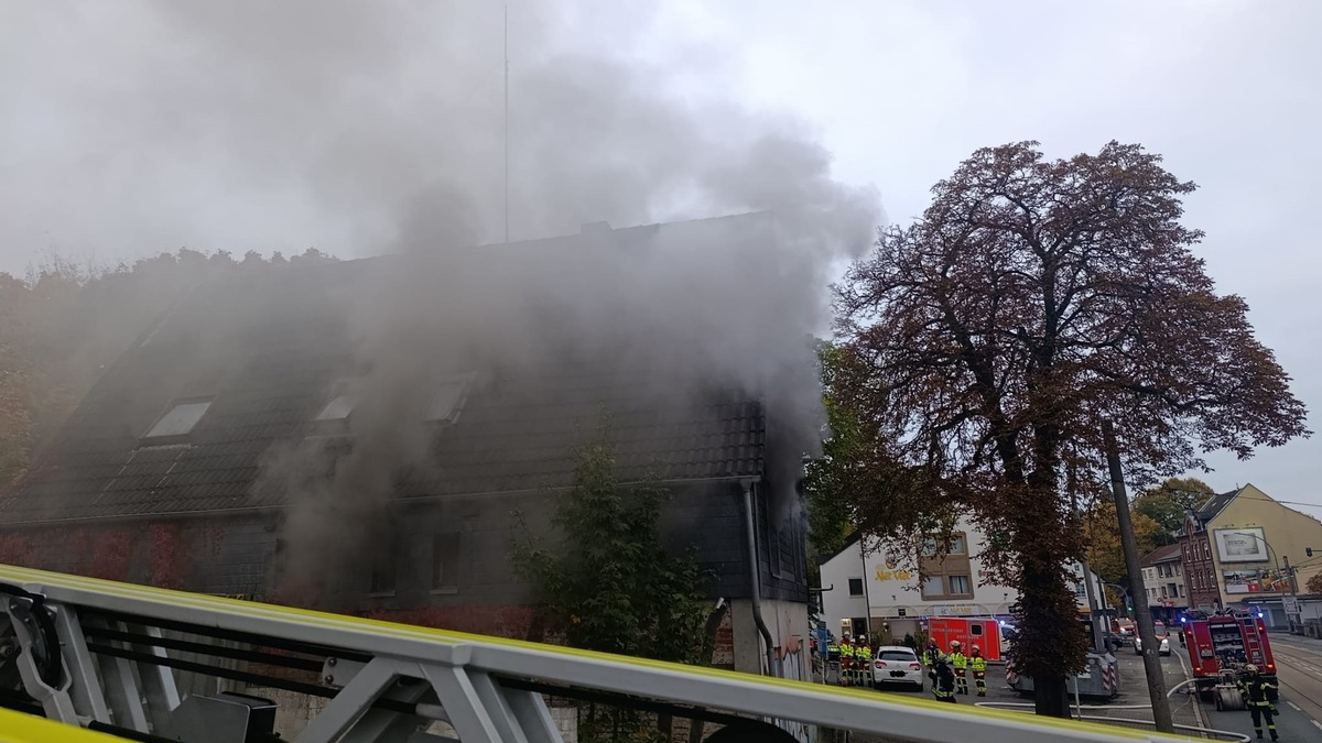 FW-DO: FW-DO: Qualm aus den Fenstern eines leerstehenden Gebäudes in Dortmund-Brackel - Foto: presseportal.de