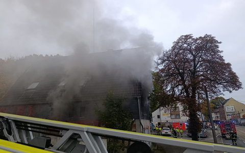 FW-DO: FW-DO: Qualm aus den Fenstern eines leerstehenden Gebäudes in Dortmund-Brackel - Foto: presseportal.de