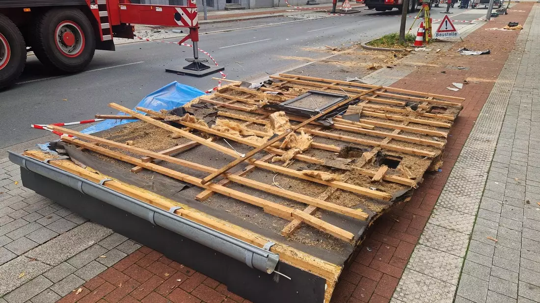 FW-EN: Feuerwehr, THW und Hilfsorganisationen weiter an der Hagener Straße intensiv im Einsatz - Bild: presseportal.de