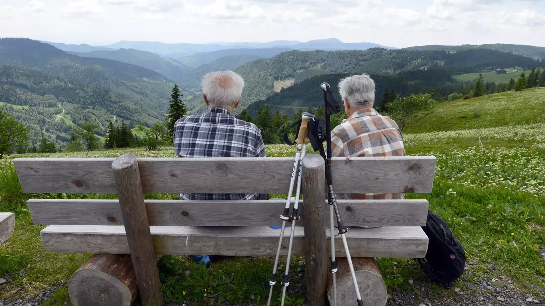Auch im hohen Alter noch fit genug für die Wandertour in den Bergen sein: Dafür können wir schon in jungen Jahren etwas tun. (Symbolbild) - Bild: Patrick Seeger/dpa/dpa-tmn