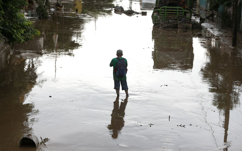 Viele Gemeinden sind von der Außenwelt abgeschnitten. - Foto: Francisco Canedo/XinHua/dpa